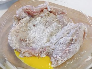 10、“风云”炸鸡排,裹好面粉的鸡胸肉浸泡在鸡蛋液里 