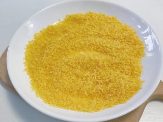 12、“风云”炸鸡排,盘子里铺上面包糠