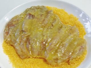 13、“风云”炸鸡排,裹好鸡蛋液的鸡胸肉放入面包糠中