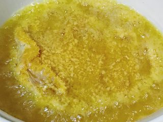 15、“风云”炸鸡排,油锅烧热 下鸡胸肉炸透炸熟