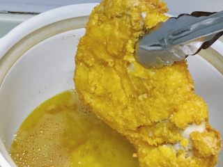 16、“风云”炸鸡排,炸制两面金黄