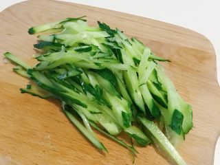 19、“风云”炸鸡排,黄瓜切丝 铺在盘子底部（黄瓜丝在冬日 自带的冰爽 与热气腾腾的鸡肉完美融合）