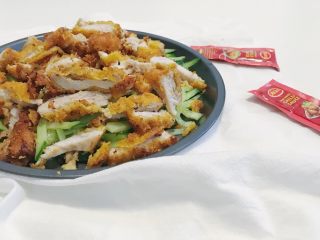 20、“风云”炸鸡排,炸好的鸡胸肉趁热剪成小块 铺在黄瓜丝上 搭配泰式甜辣酱 滋味你不试一下是不懂的