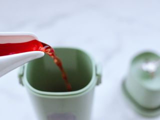 5、蔓越莓桑葚气泡水,最后倒入蔓越莓汁,搅打成汁。