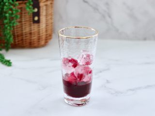 8、蔓越莓桑葚气泡水,杯中再加入冰冻好的的一半蔓越莓果冰块。