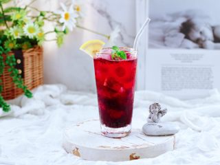 13、蔓越莓桑葚气泡水,酸酸甜甜味道好。