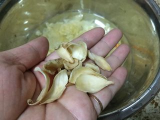 3、强心益气，滋补美容的银耳百合枸杞汤,把百合也一起加进去，浸泡；