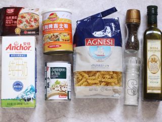 1、芝士意粉,准备好所需食材。