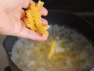 3、芝士意粉,水开放入意大利面。