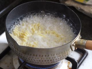 5、芝士意粉,一般会多煮二分钟,这样口感会更好些。