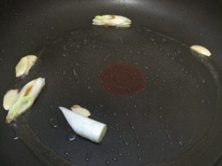 7、鳕鱼肉松寿司,平底锅倒入少许油，放入姜葱煸香，留底油，葱姜不要