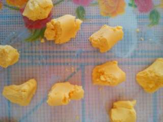 4、彩色小汤圆,再搓成长条，分成小份