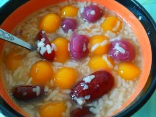 9、彩色小汤圆,还加了点枣一起煮，味道不错