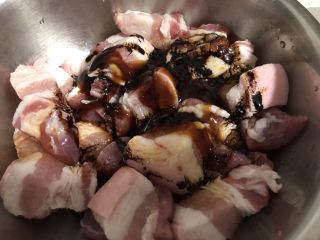 4、蛋黄肉粽,一点点老抽，主要上色作用