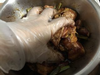 9、蛋黄肉粽,用手抓匀，腌制入味