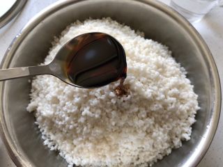 14、蛋黄肉粽,放入生抽调味