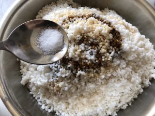 16、蛋黄肉粽,加一丢丢盐