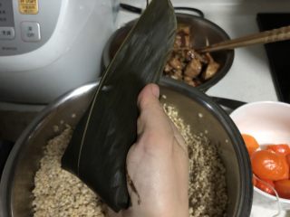 26、蛋黄肉粽,两边多出的部分向下捏住，手一定要握紧，别松了