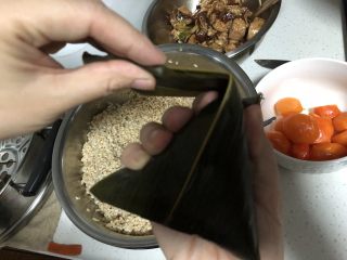 27、蛋黄肉粽,多余的叶子向一边折