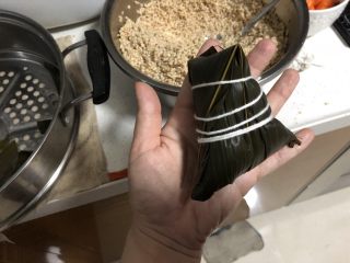 29、蛋黄肉粽,五花大绑