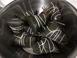 30、蛋黄肉粽,包好的粽子，不熟练多联系几次就好了，新手操作不要装的太满，以免漏米，冷水入锅，水末过粽子，大火烧开，中小火煮一个半至两小时左右