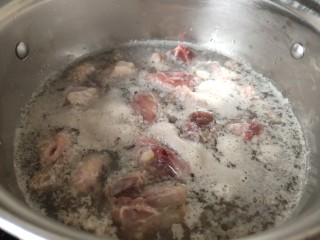 1、粉皮炖鸡,笨鸡凉水入锅焯水去血沫。