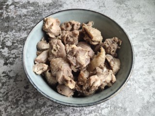 2、粉皮炖鸡,沥干净水捞出备用。