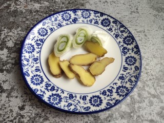 3、粉皮炖鸡,生姜，大葱切好备用。