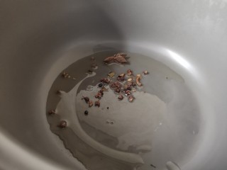 4、粉皮炖鸡,砂锅放油烧热，放花椒和半个八角。