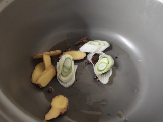 5、粉皮炖鸡,放入葱姜炒香。