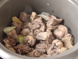 6、粉皮炖鸡,加入提前焯好的鸡块，炒出香味。