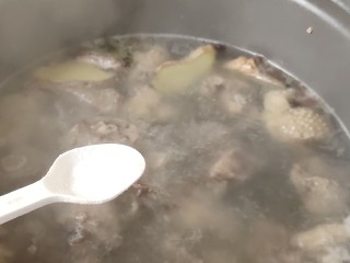 8、粉皮炖鸡,大火煮开之后加适量食盐。