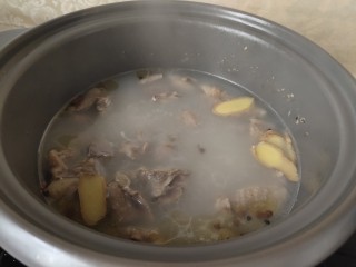 9、粉皮炖鸡,继续转中小火闷炖一小时。