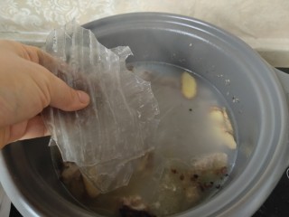 10、粉皮炖鸡,粉皮提前泡软加入锅中。