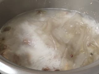 11、粉皮炖鸡,大火煮开，转中小火慢炖至熟。