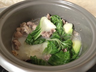 12、粉皮炖鸡,出锅之前加两颗奶油菜即可！