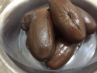 1、韩式凉拌茄子,茄子洗干净，去蒂。放入蒸锅内，大火蒸15分钟左右。用筷子可以扎透茄子，就熟透。