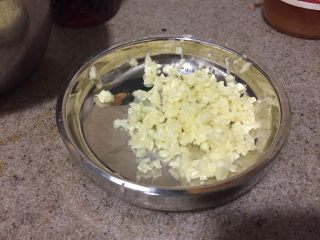 2、韩式凉拌茄子,蒜去皮，切蒜末。