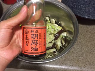 6、韩式凉拌茄子,再加入1-2汤匙芝麻油，根据个人对油的喜好程度。