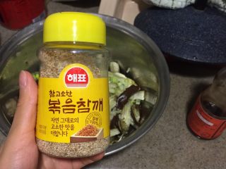 7、韩式凉拌茄子,再加入一汤匙熟芝麻。下手拌匀。