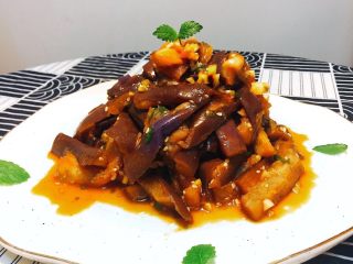 8、韩式凉拌茄子,如果喜欢吃辣，还可以加一汤匙韩国辣椒酱，或者韩国辣椒粉，半汤匙糖。拌匀。