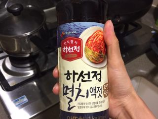 9、韩式凉拌茄子,韩式side dish调味基本上是蒜末，葱末，芝麻油，白芝麻。咸味鲜味依靠韩国酱油，韩国鱼露（如图），盐。放辣椒和辣酱的时候，会再加一点糖。