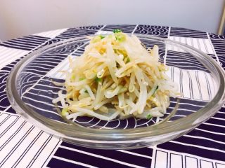 11、韩式凉拌茄子,凉拌豆芽：豆芽焯水，调味是蒜末，葱末，韩国鱼露，盐，香油，熟芝麻。