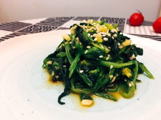 10、韩式凉拌茄子,凉拌菠菜：菠菜焯水以后，调味是蒜末，葱末，酱油，香油，熟芝麻。