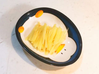 3、小米炖海参,把鲜姜切成丝