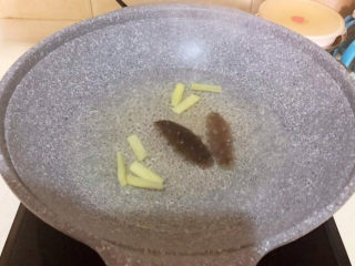 6、小米炖海参,加入海参，焯水1分钟