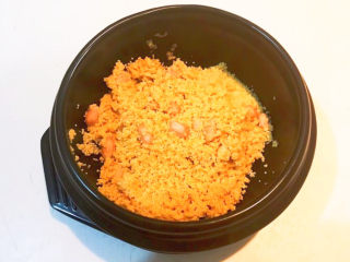 9、小米炖海参,把淘洗干净的米放入砂锅里