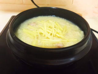 13、小米炖海参,加入姜丝，继续煮五分钟