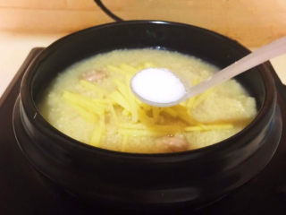 14、小米炖海参,加入精盐调匀