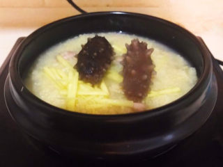 15、小米炖海参,加入海参，烧开即可